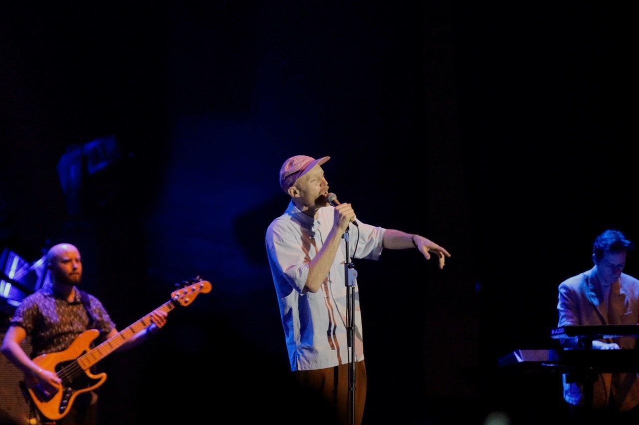 Tom Havelock menggunakan topi berwarna pastel dan celana warna cokelat